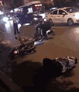 男子酒驾被查驾摩托撞伤民警 扬言“我要撞死你”