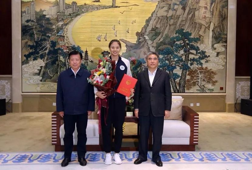 女排队员回乡 市委书记发荣誉证书市长送鲜花