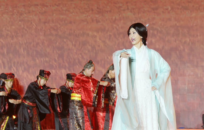 《泼墨中华情》春晚录制 于文华唱诵《周颂 丰年》