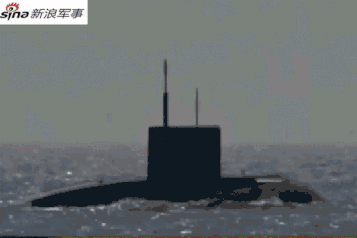 ▲越南海军基洛级潜艇装填导弹过程的内部视角图。（新浪军事）