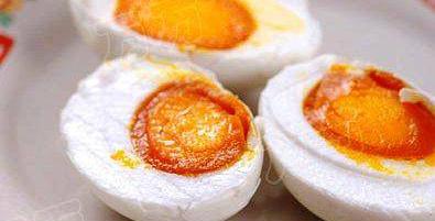 咸鸭蛋有什么好处和坏处?哪些人适合多吃?