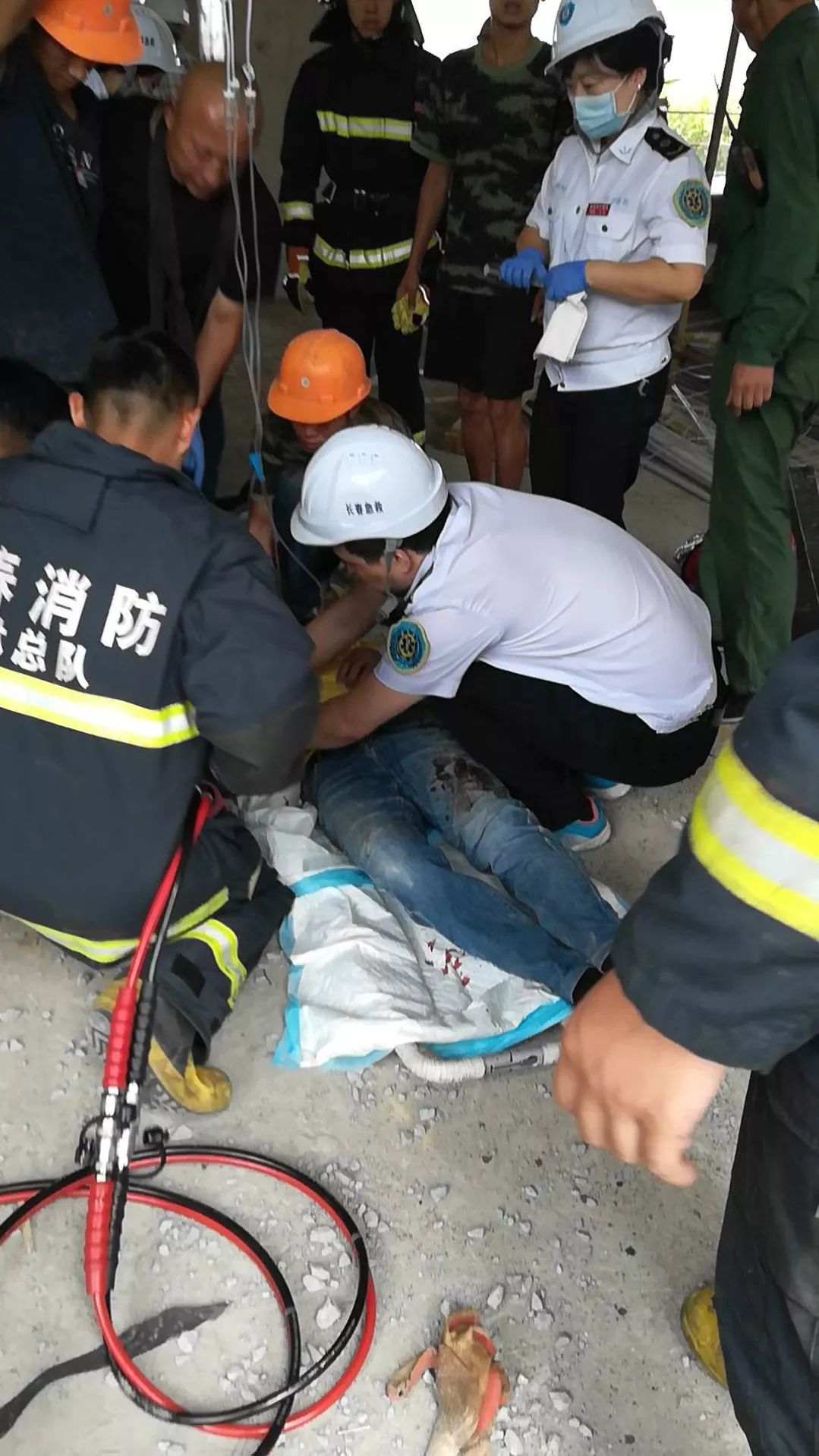 揪心!长春一工地男子从6米高处坠落,钢管穿透