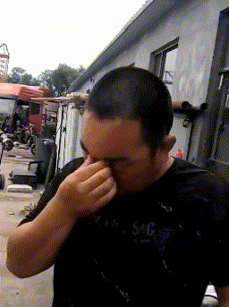 搞笑gif:看妹子这霸气的坐姿,也是挺无敌的,一般人真做不到