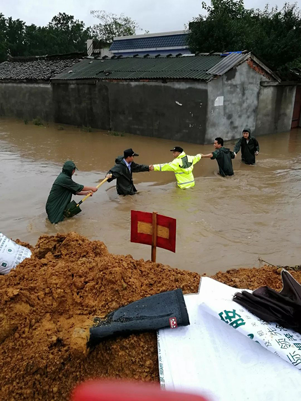 2018年7月2日，眉山市公安局园区分局象耳派出所民警在暴雨后抢险疏散群众。