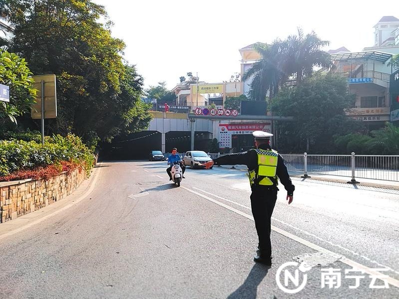 一辆电动自行车刚从隧道驶出,交警上前依法拦停 记者周志英摄