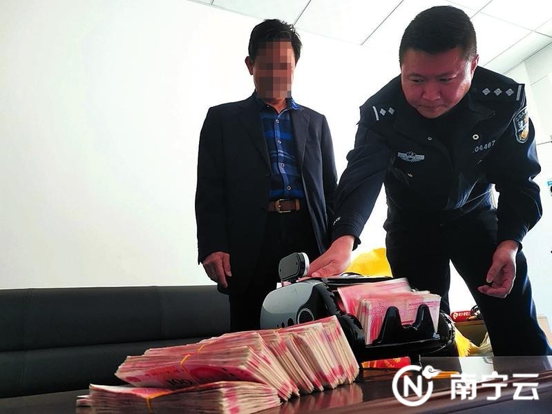 民警为何先生清点现金 记者潘国武 摄