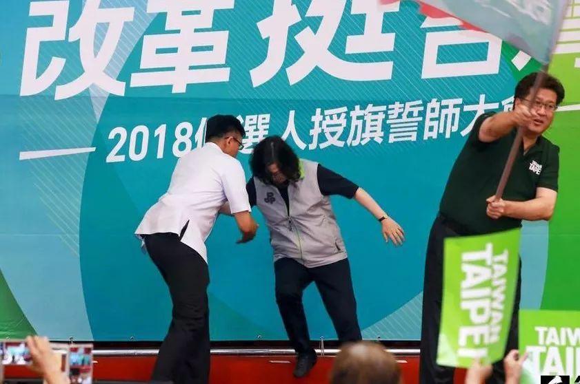 澳男子差点崩溃!家里发现50多张蛇皮:这些蛇到底去...