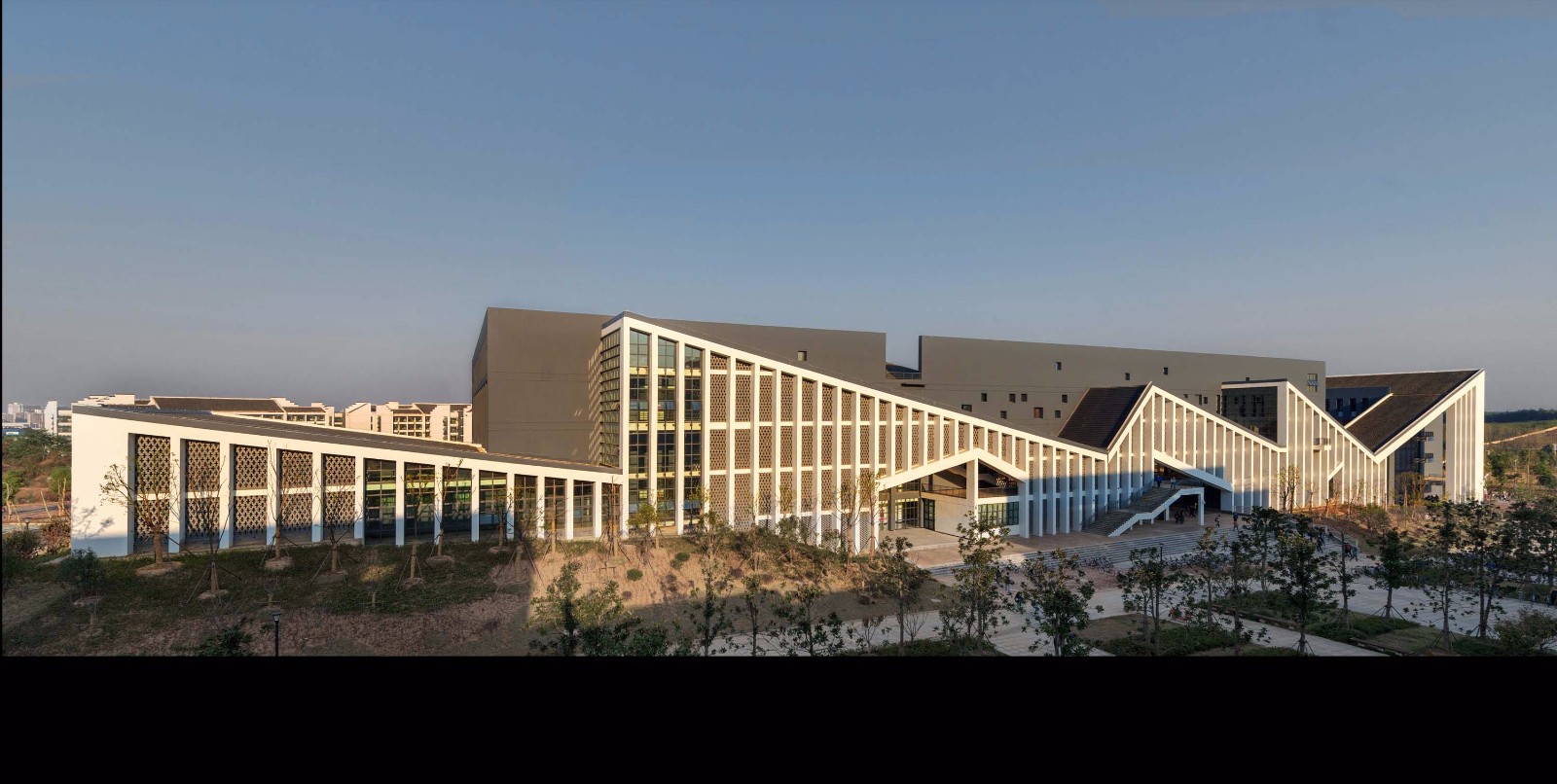 合肥工业大学宣城二期教学楼——徽派文化元素的探索\/ 华南理工大学建筑设计