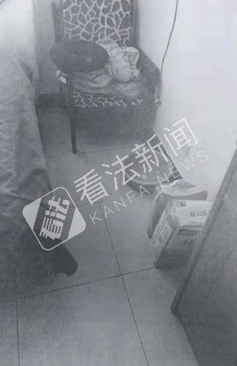  被告称张老太摔落地点狭小，容不下3个人动手抬人 摄/记者 郭谦