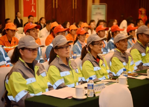 新华保险向昆明市环卫工人捐赠意外伤害保险保