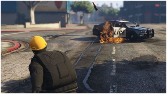 (暴徒在游戏中烧毁警车，图源：BBC)