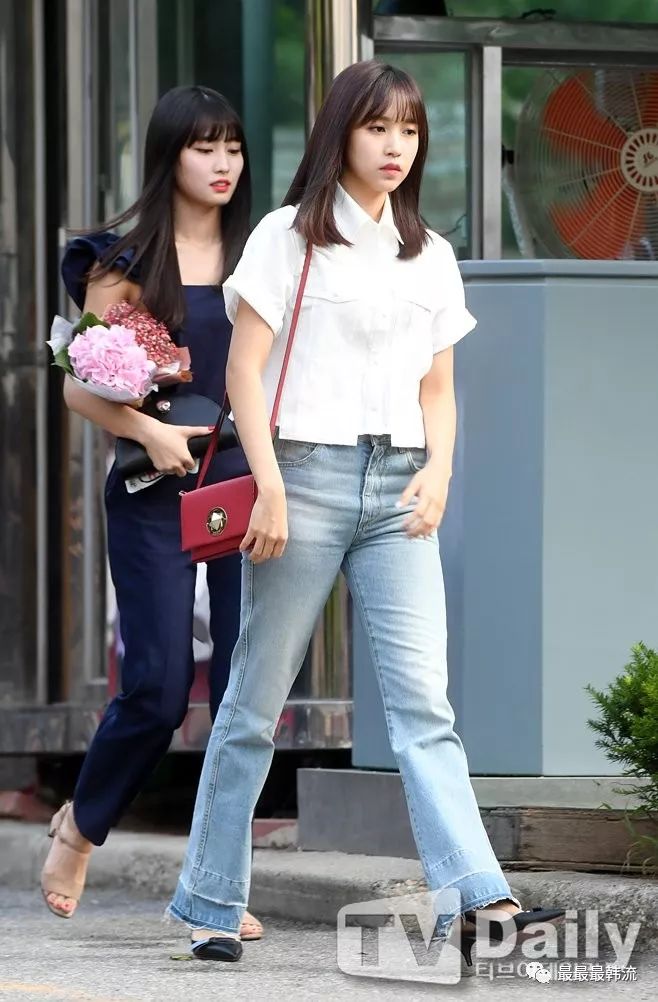 mina 名井南的白衬衣配牛仔裤其实是相对简单的穿法,裤子的版型很复古