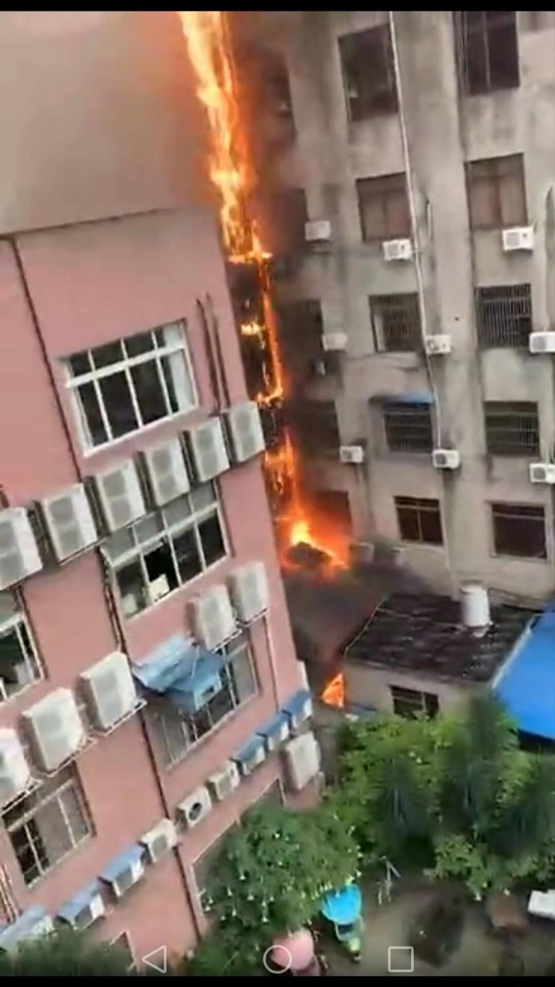  火苗一直窜到顶楼。视频截图