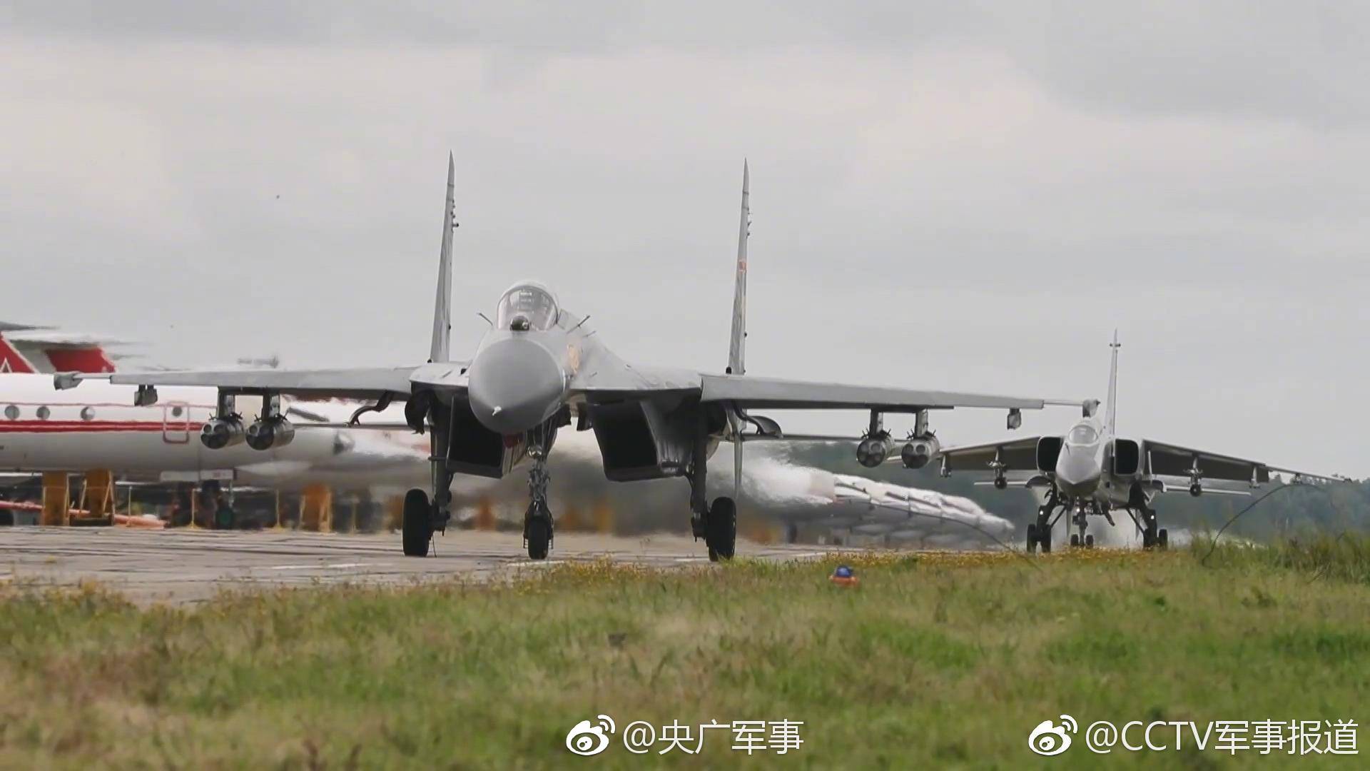 和平使命中俄哈联演:歼11歼轰7苏24和苏30轰