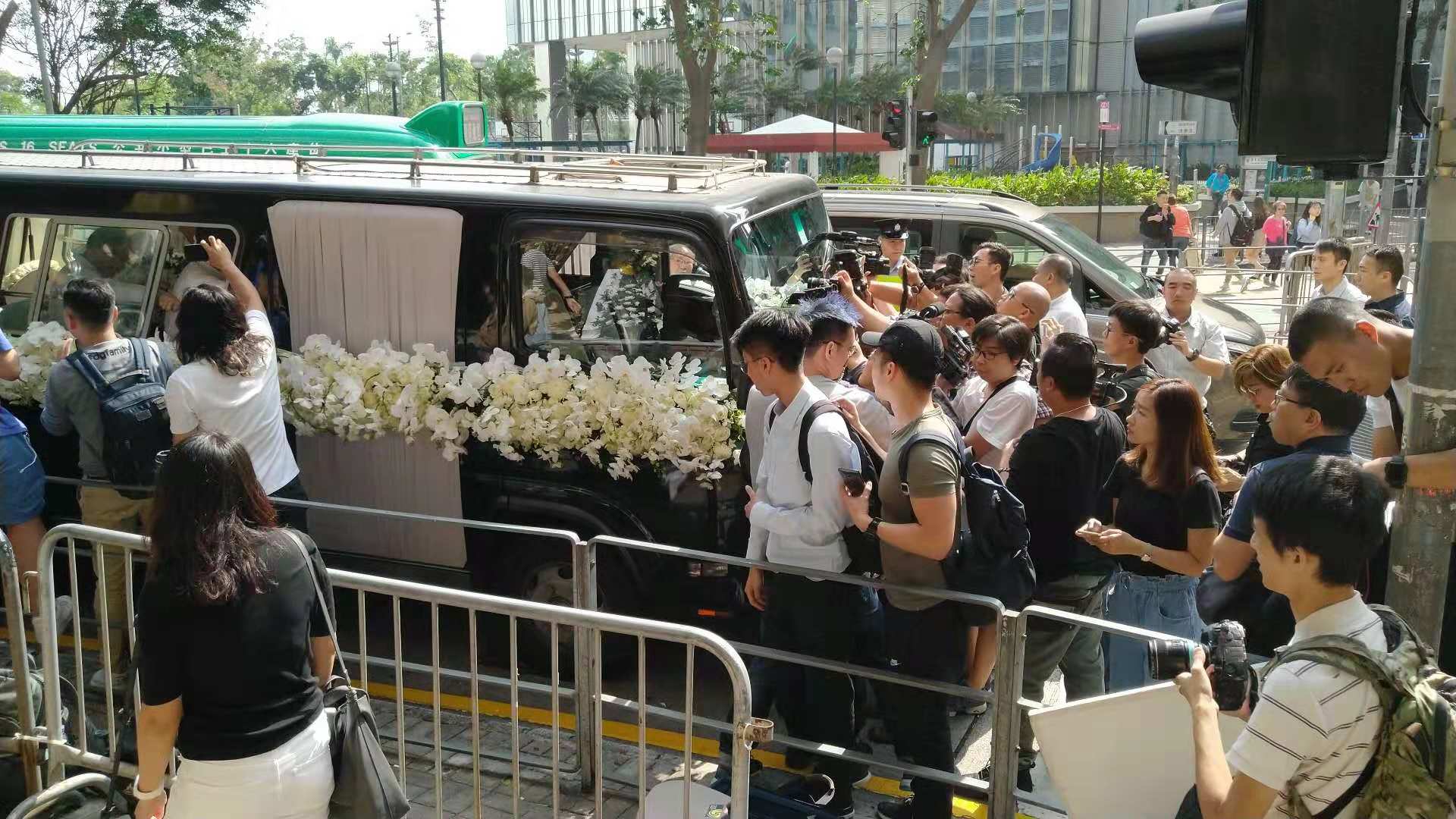 现场聚集了大量媒体报道金庸先生的出殡仪式，来送金庸先生最后一程。新京报记者 王清以/摄
