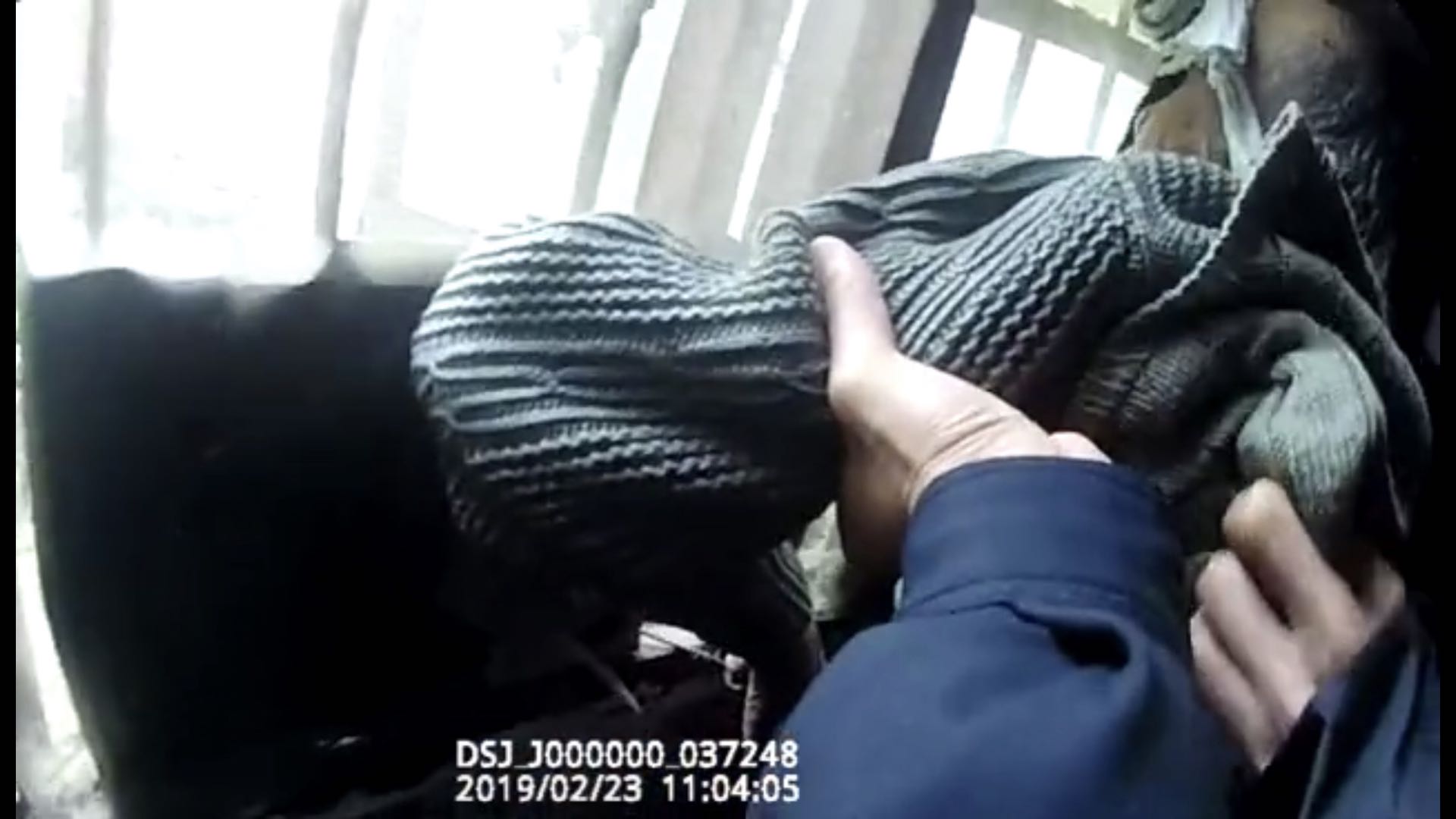 民警托举着老人将他救下。执法记录仪截图