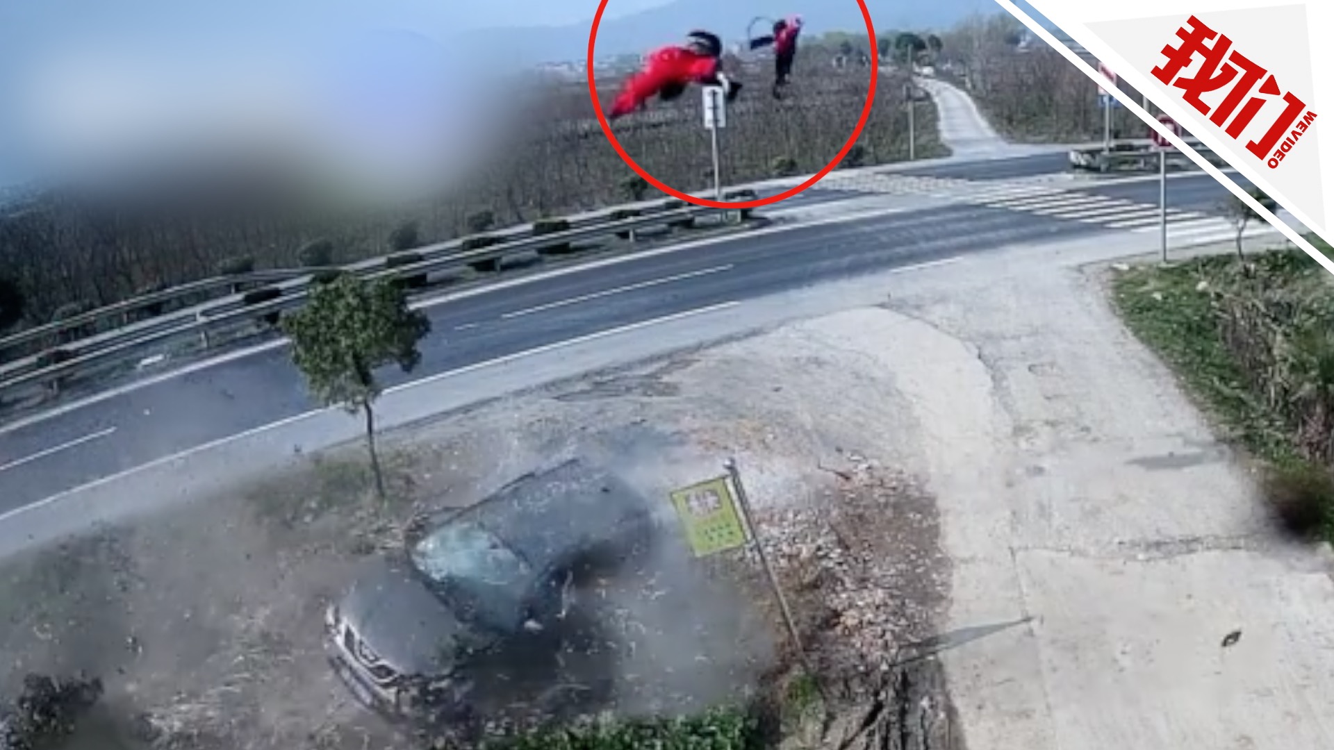 丈夫疲劳驾驶撞树翻车 妻子抱婴儿坐副驾驶被