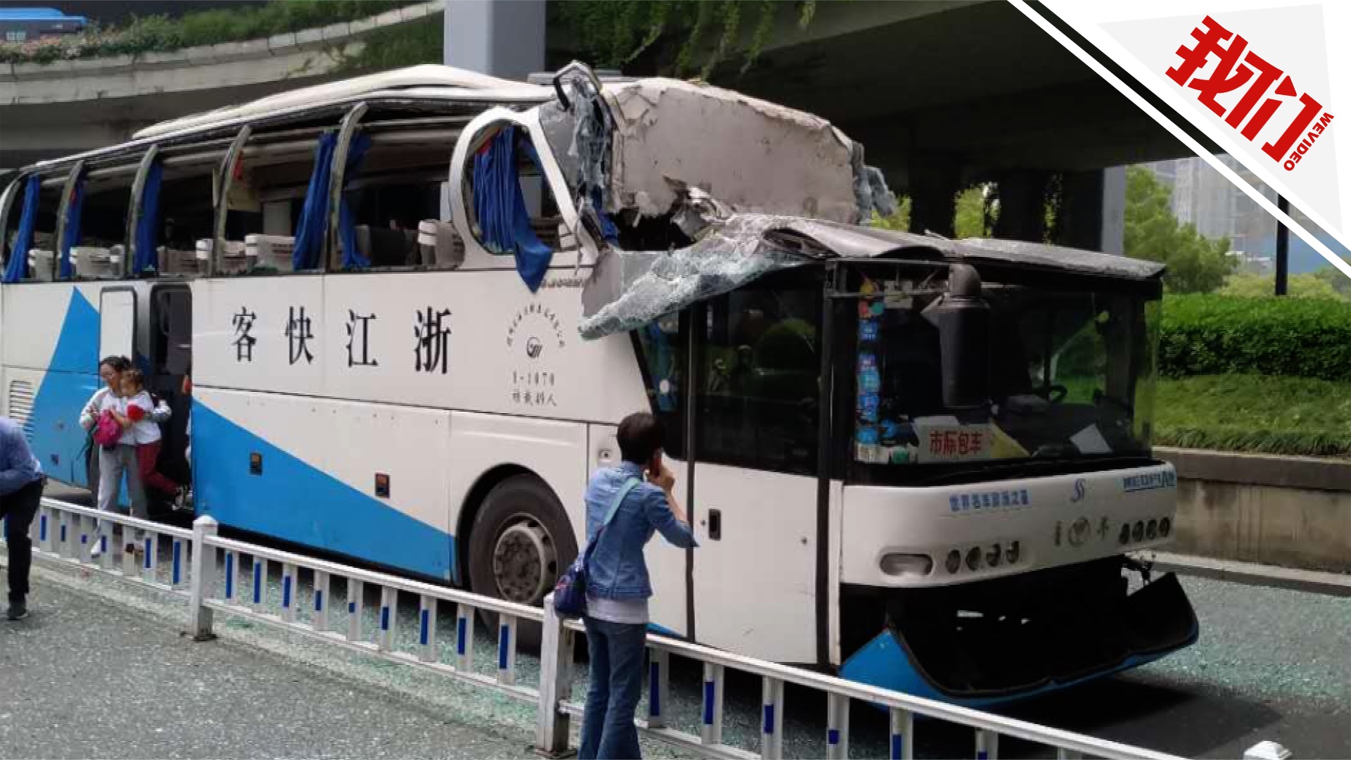 广西桂林一旅游大巴撞上限高架致1人死亡6人受伤_凤凰网视频_凤凰网