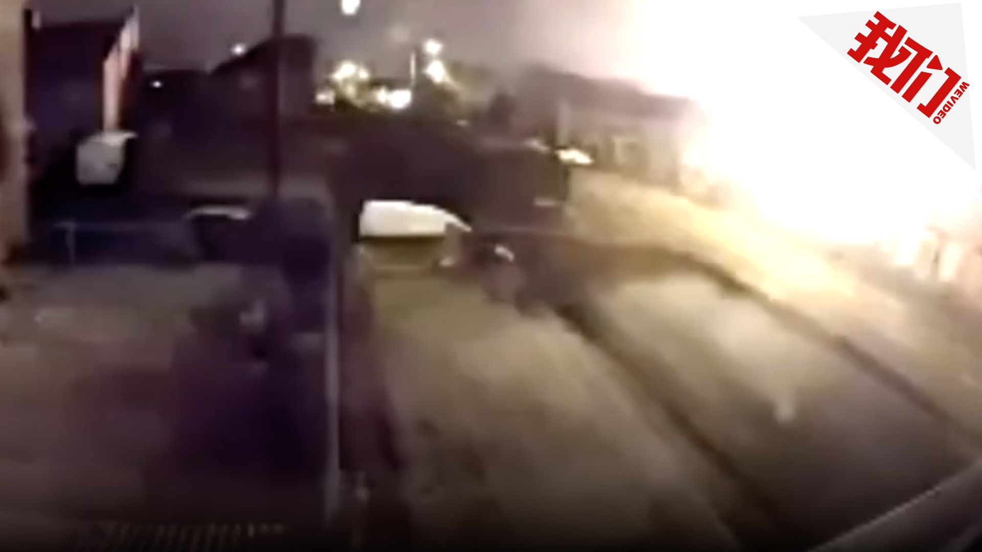 英国最大钢铁厂发生爆炸 监控录下剧烈爆炸瞬间