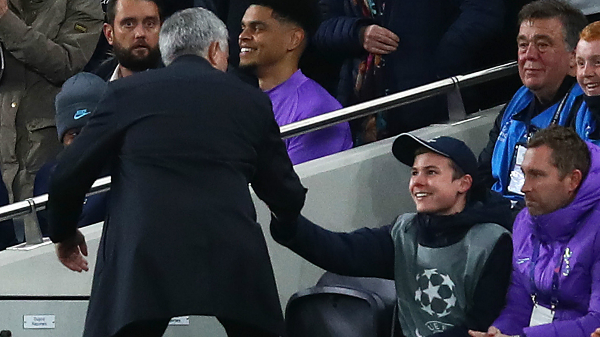 球童助热刺快发边线球 改写战局获穆帅&quot;示爱