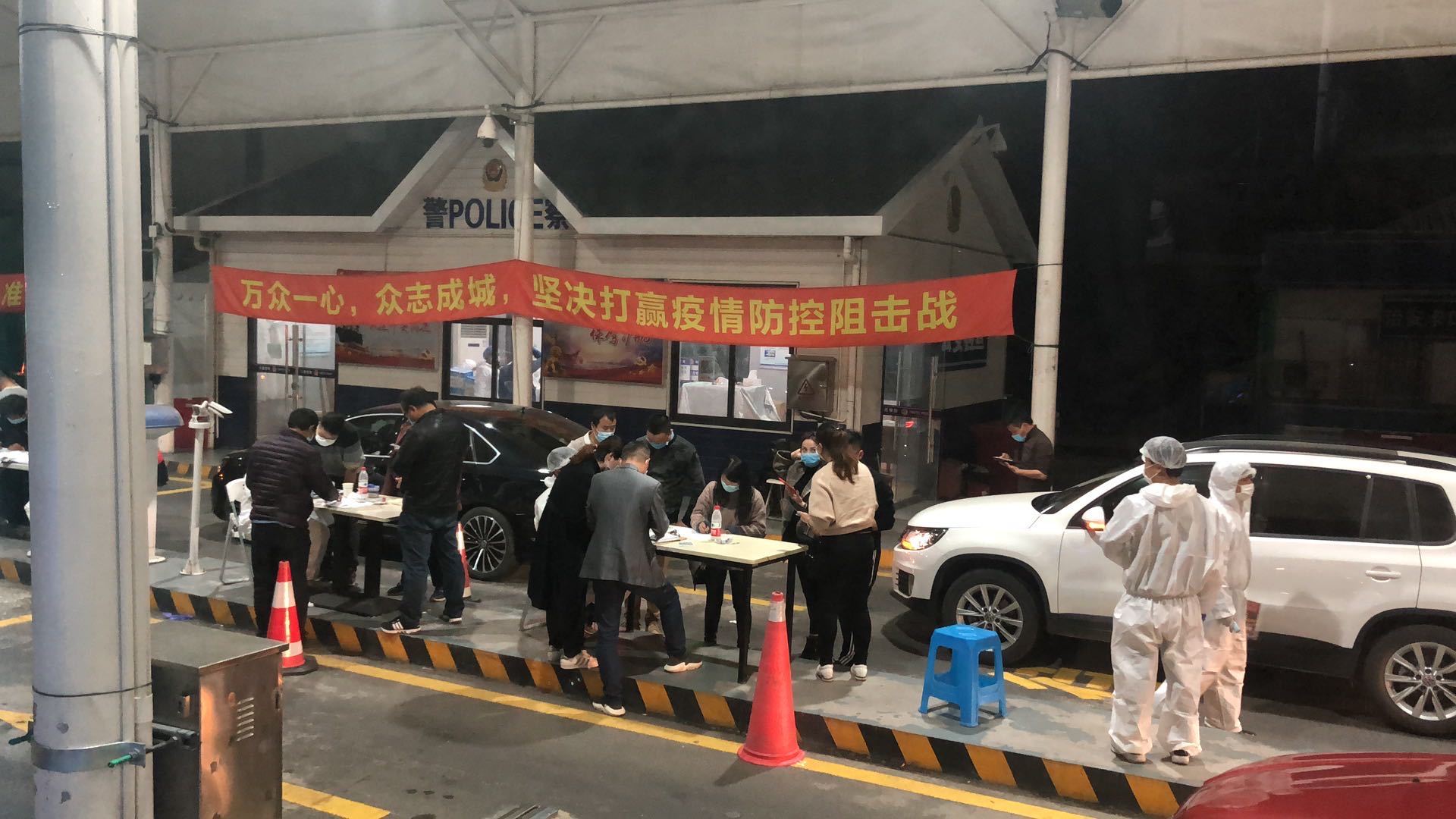 返工“囧途”：多辆湖北大巴被劝返