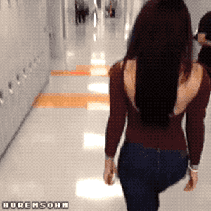 我这一棒子下去居然没有打碎 动图 小姐姐摔疼了么