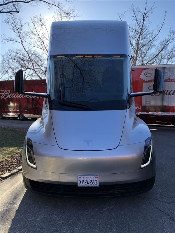 特斯拉Semi电动卡车高清近照首曝:帅过擎天柱