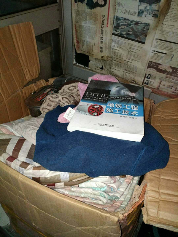 罗正宇回武汉时，放了袋东西到同学刘文峰租住的地方，至今都没有取回。里面有被子、衣服，和一本《地铁工程施工技术》的书。