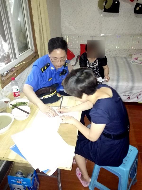 文明条例实施后宁波首例!小区楼道牛皮癣制