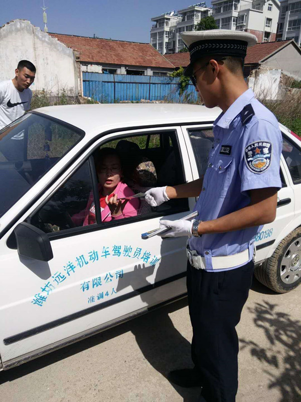 潍坊经济交警走进驾校开展交通安全宣传