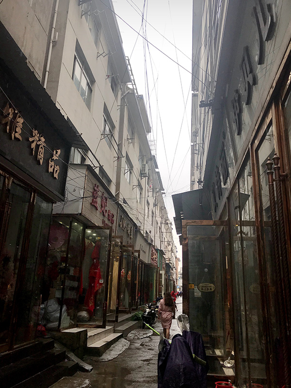 二楼三楼原本都是机器轰鸣,如今已归于平静。