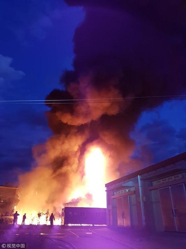韩国一医药品制造厂爆炸起火 现场火光冲天