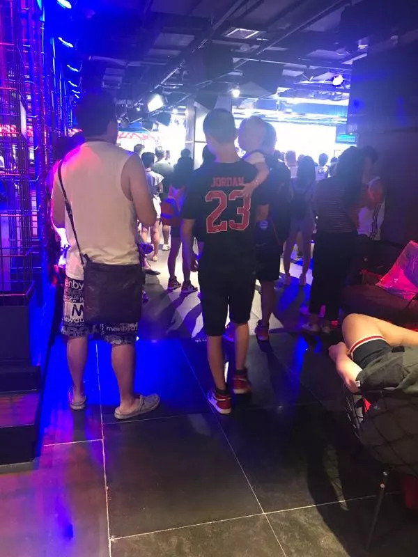 疯狂!AJ13熊猫鞋成都今天发售!奶爸们抱起娃娃都来抢!