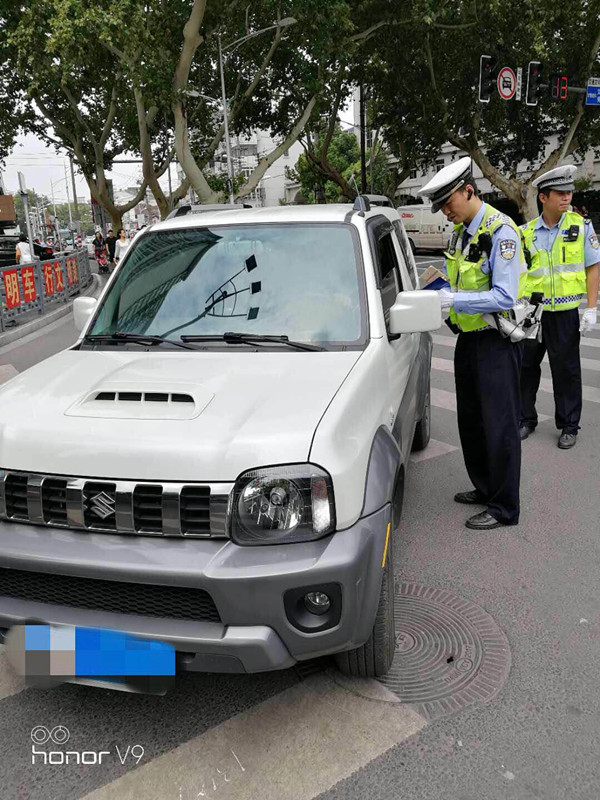 萌司机被查竟嘀咕驾驶证难道不自动延期