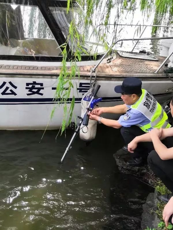 女游客手机掉西湖 苦捞半小时无果后民警掏出神器