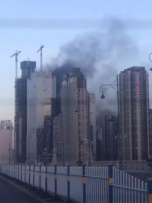 【突发】哈尔滨富力江湾在建工地发生火灾,现场浓烟滚滚!
