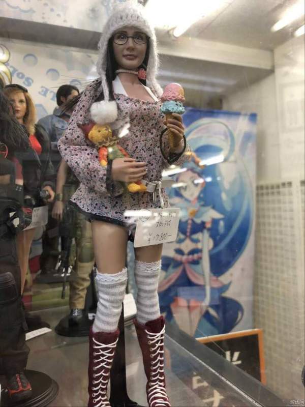 日本手办展惊现"杨幂"娃娃 着装奇葩售价1000人民币