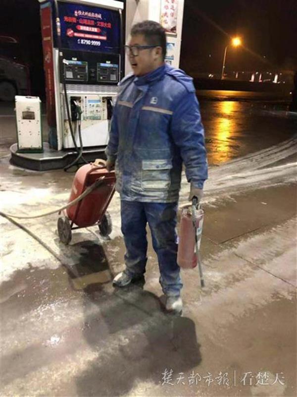 险!大货车进站前轮胎起火,快!加油站员工8分钟把火扑灭