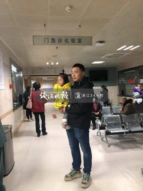 民警周炳烨带嫌疑人体检遇2岁女儿就诊,15秒抱抱后继续工作。 本文图片 浙江24小时-钱江晚报