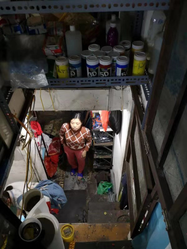 逼仄的阁楼工厂。澎湃新闻记者 辛恩波 李佩 图
