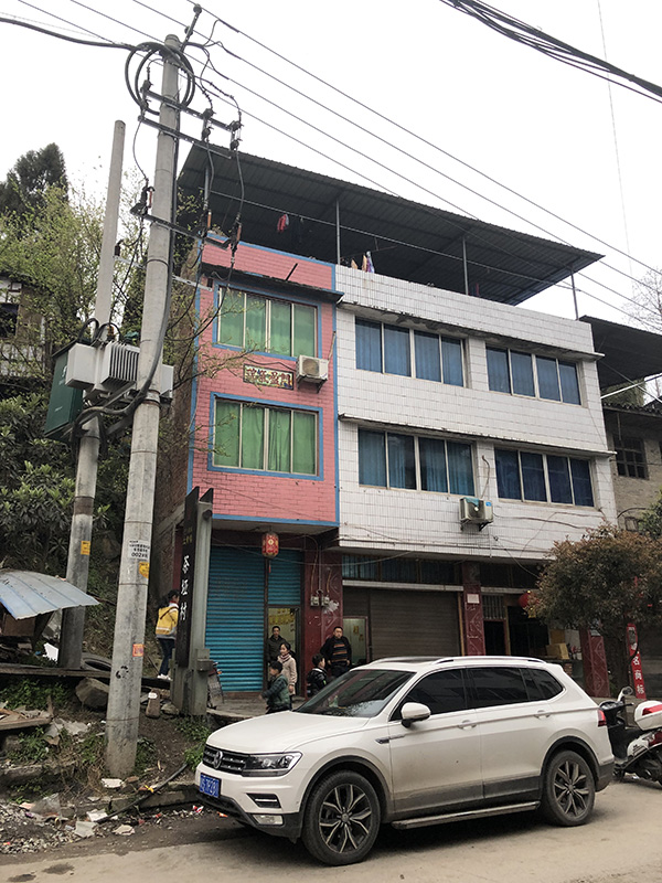 余星家位于镇郊,他自小在镇上长大。