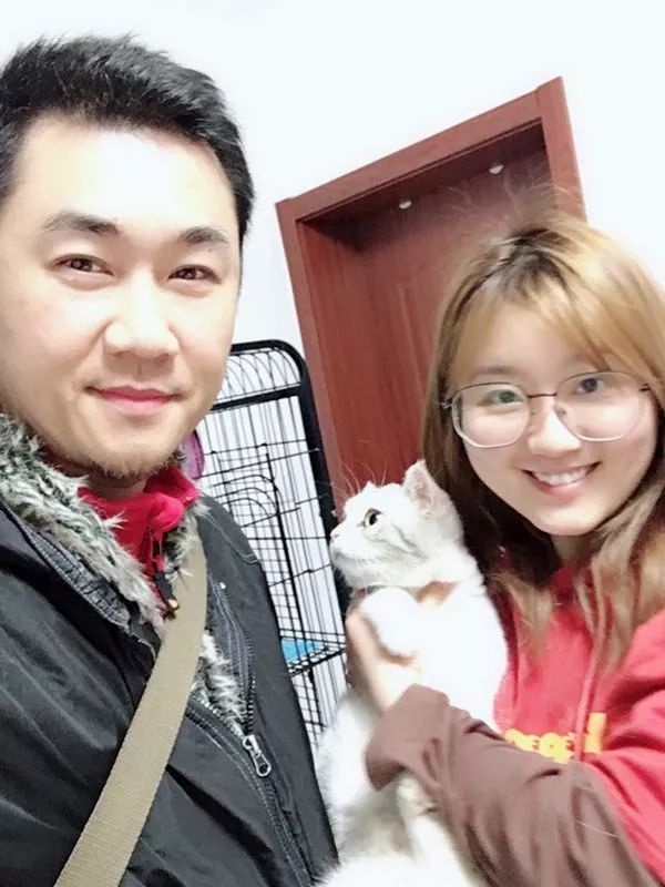 ▲寻猫成功后,孙锦荣和猫主人合影留念。受访者供图
