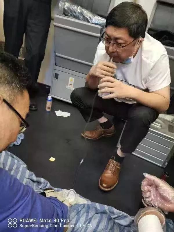 医生飞机回到未来1迅雷下载吸尿救人善举另一面