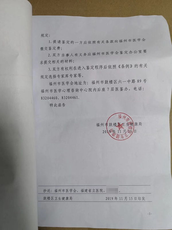 易胜博简介 太危险了!男子超车道上换轮胎,女子后方摇旗做预警,还有小狗在旁到处跑