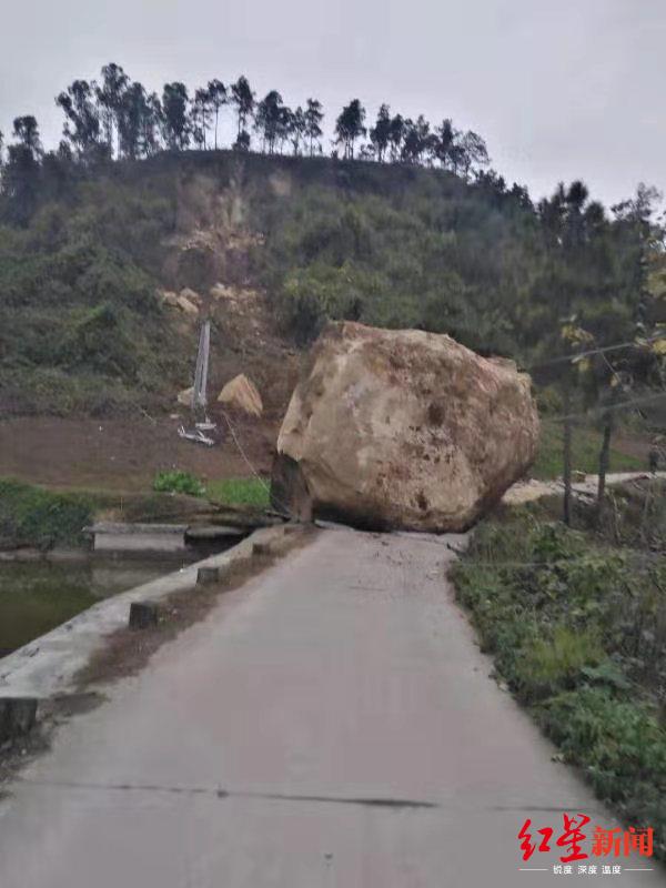 ↑巨石砸坏道路。