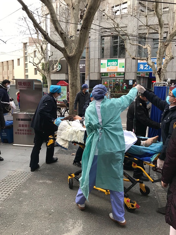  医护人员护送患者上急救车。复旦大学附属眼耳鼻喉科医院供图