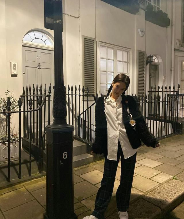 Jennie旅游照更新,白衬衫格纹裤搭毛外套,保暖休闲又时尚