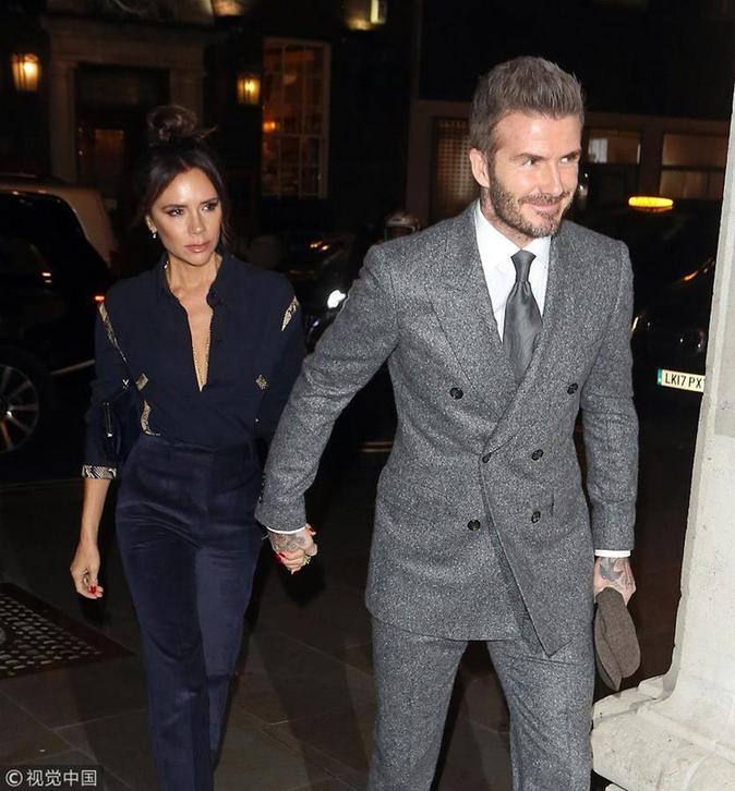 贝嫂全黑look霸气 小贝牵手甜蜜依旧