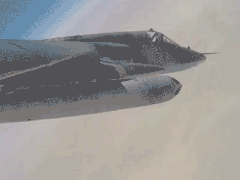 图为翼尖角度拍摄的苏-25sm对地齐射火箭弹动态图.