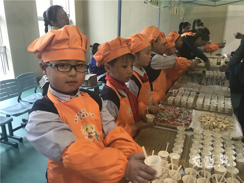 独立设计绘本、变身美食达人…现在的小学生这